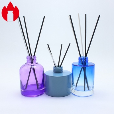 Leere Luxus-Glasflasche mit Aromatischem Stick